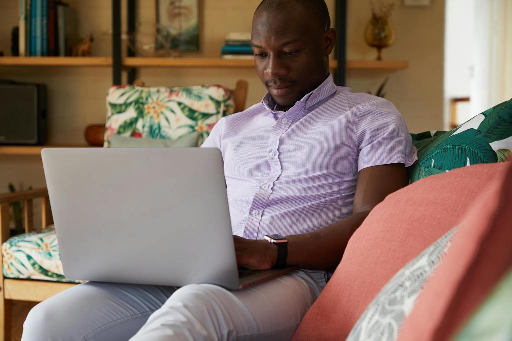 person learning italian from home on the sofa