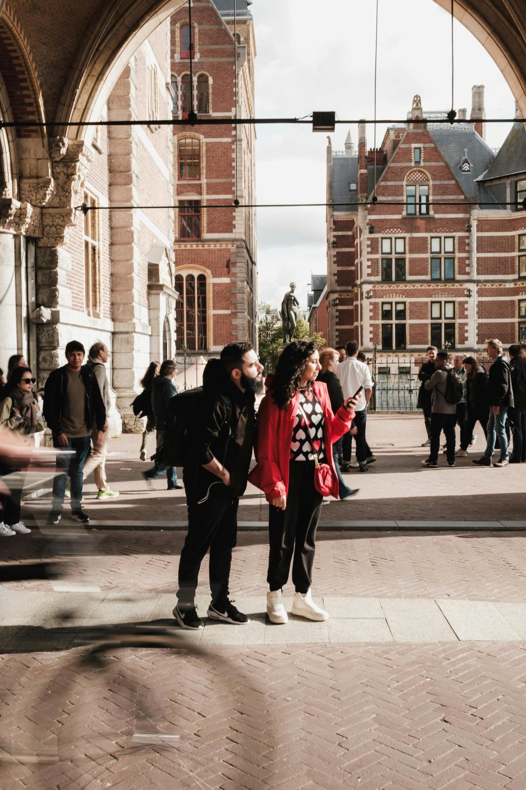 couple in Amsterdam, Learn Italian Foto di Airam Dato-on: https://www.pexels.com/it-it/foto/citta-uomo-coppia-persone-20044368/