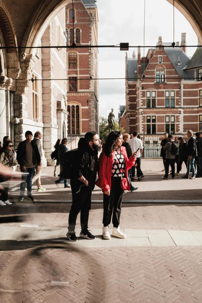 couple in Amsterdam, Learn Italian Foto di Airam Dato-on: https://www.pexels.com/it-it/foto/citta-uomo-coppia-persone-20044368/