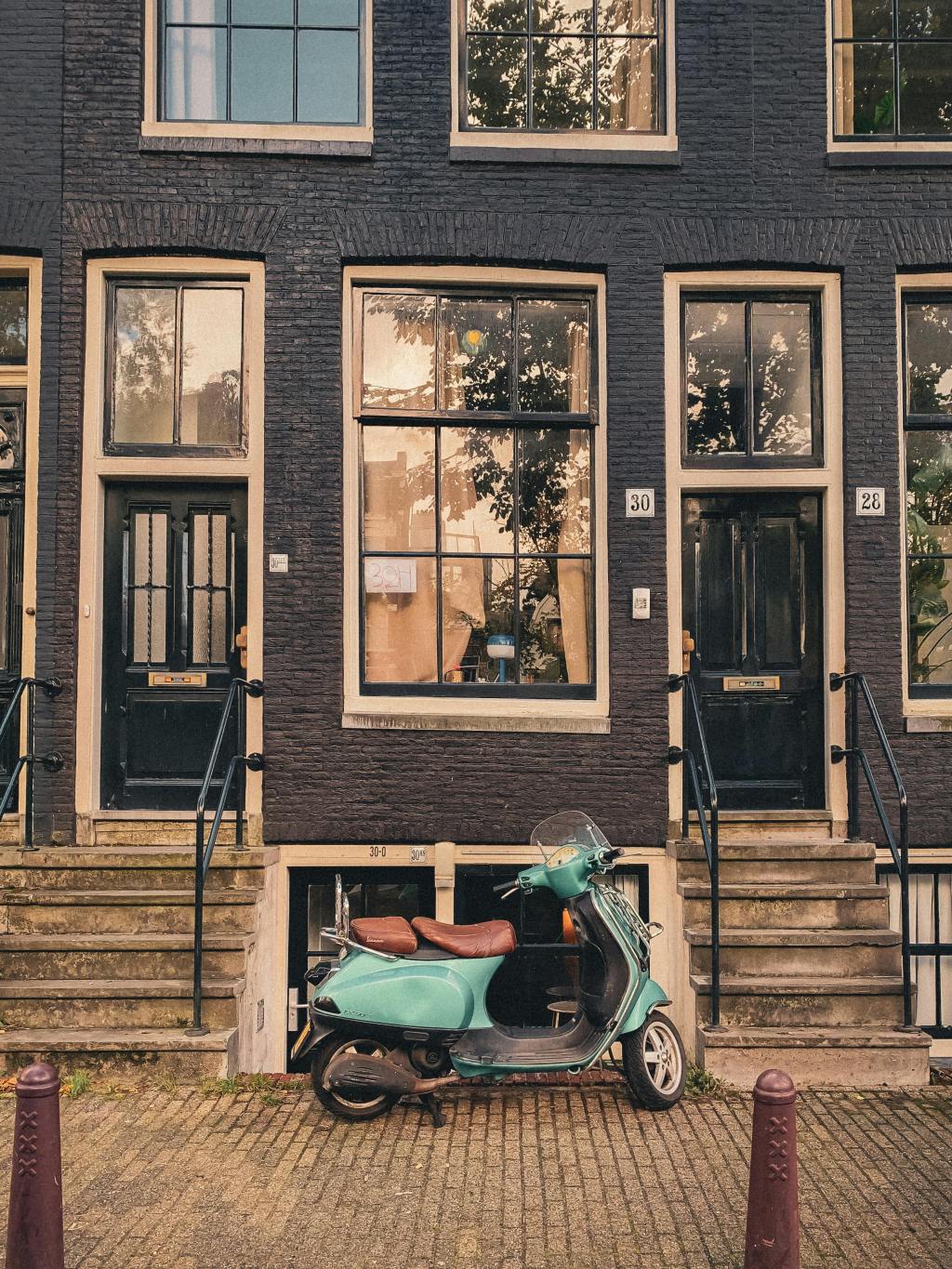 italian vespa in amsterdam, Foto di Vinicius A. Nascimento: https://www.pexels.com/it-it/foto/scooter-d-epoca-davanti-alle-facciate-di-amsterdam-34063377/